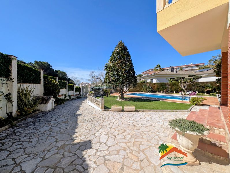 Foto 462bf975-8a66-4a91-9898-5728760d0fce. Xalet amb xemeneia calefacció aparcament piscina a Lloret de Mar