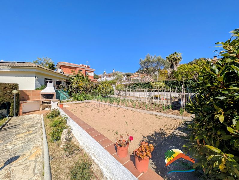 Foto 4920cf13-d99c-4844-b5b1-e8bc367e20c3. Xalet amb xemeneia calefacció aparcament piscina a Lloret de Mar