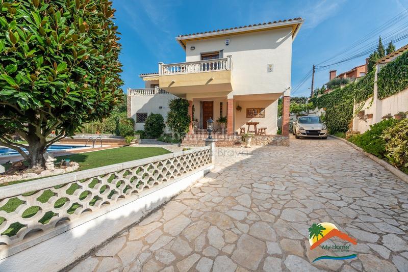 Foto 4b77d499-b3c8-49fe-9edd-8efc0c416138. Chalet with parking pool in Roca Grossa Lloret de Mar
