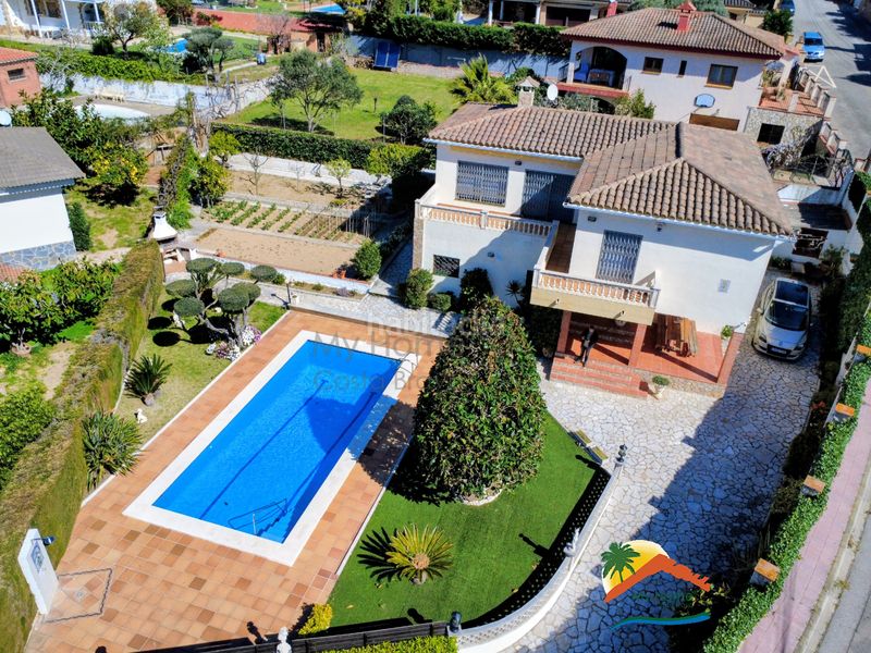 Foto ae4859e6-5d6e-41e9-88db-93e0c4ec4f5b. Xalet amb xemeneia calefacció aparcament piscina a Lloret de Mar