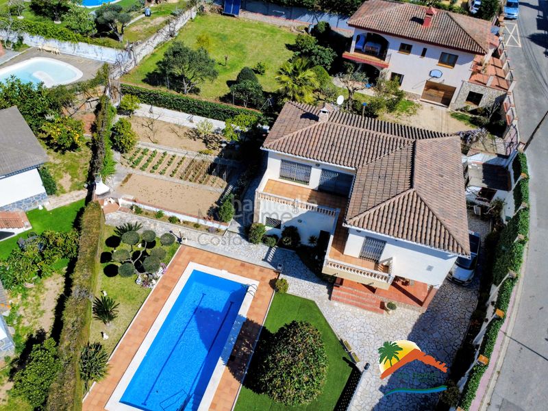 Foto cb37344f-0467-4a91-a000-283110244c66. Xalet amb xemeneia calefacció aparcament piscina a Lloret de Mar