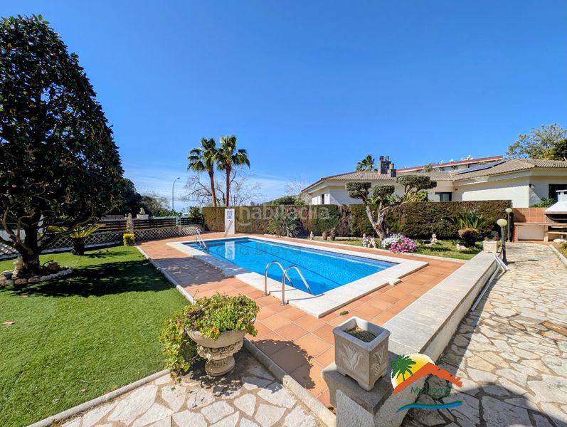 Foto ce2a7c76-453c-47a3-9946-cb2cd6f61ff4. Xalet amb xemeneia calefacció aparcament piscina a Lloret de Mar