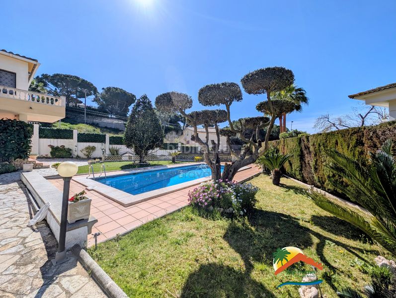 Foto efbf7588-aac6-41af-ae67-ae3c63535835. Xalet amb xemeneia calefacció aparcament piscina a Lloret de Mar