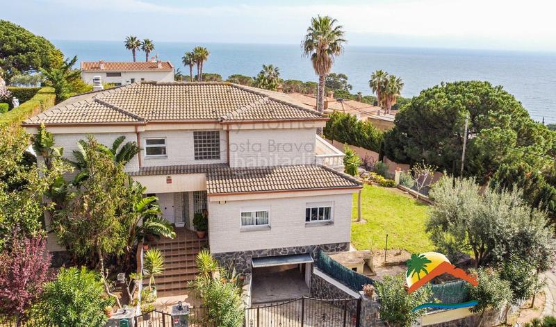 Foto 15d44e82-5660-4cac-ab22-cb08c53eaa25. Xalet amb xemeneia aparcament piscina a Montgoda Lloret de Mar