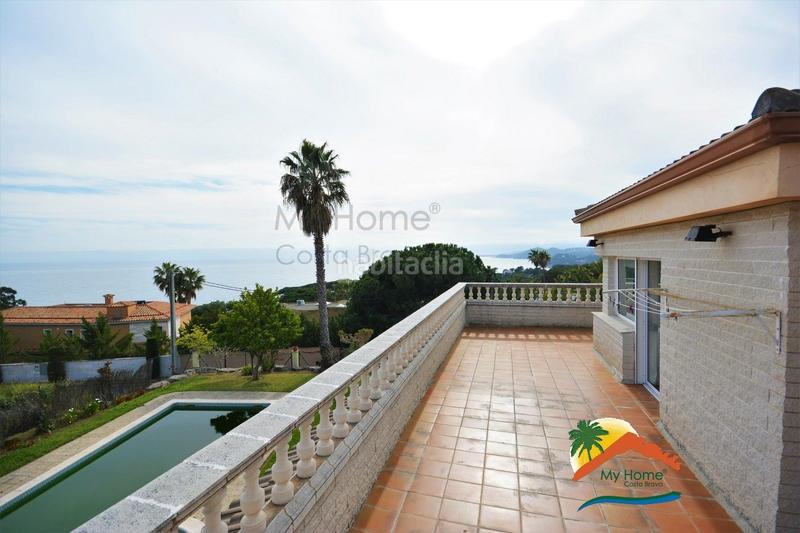 Foto 1819997a-2113-479e-81c4-274363655923. Xalet amb xemeneia aparcament piscina a Montgoda Lloret de Mar