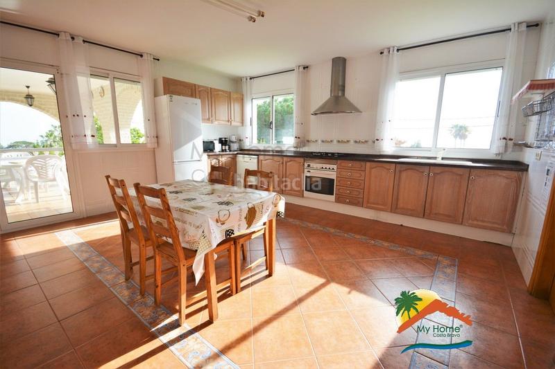 Foto a74a937a-d83f-46cd-a7ff-cd85187bf36b. Xalet amb xemeneia aparcament piscina a Montgoda Lloret de Mar