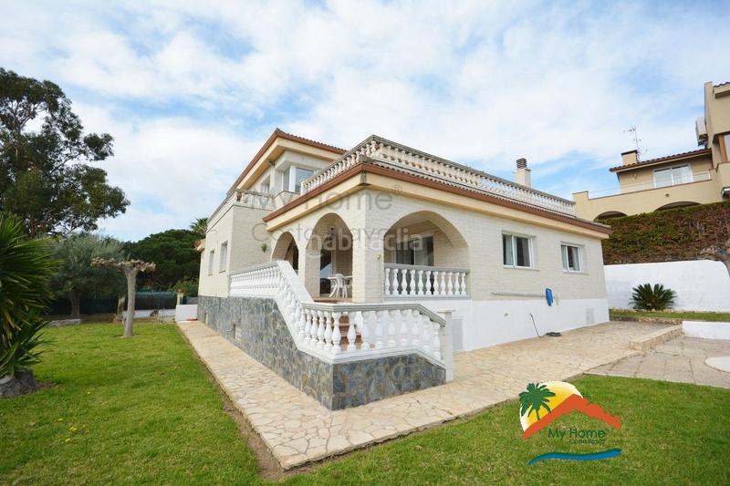 Foto e21b3555-c457-4bef-956b-fce9182cc336. Xalet amb xemeneia aparcament piscina a Montgoda Lloret de Mar