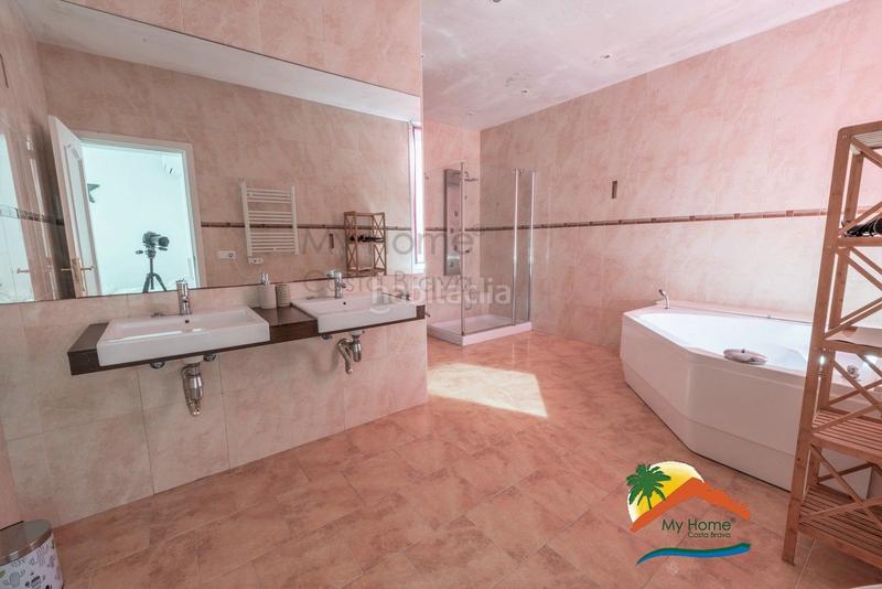 Foto aee2bf00-d5d6-4ab4-b83e-e9f921ffc096. Chalet r02205 casa con licencia turística, paneles solares, piscina y vistas al mar en Lloret de Mar