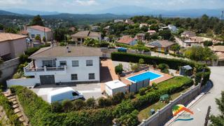 Casa a Aiguaviva Parc. R02130 bonita casa con garaje , piscina y vistas a la montaña en
