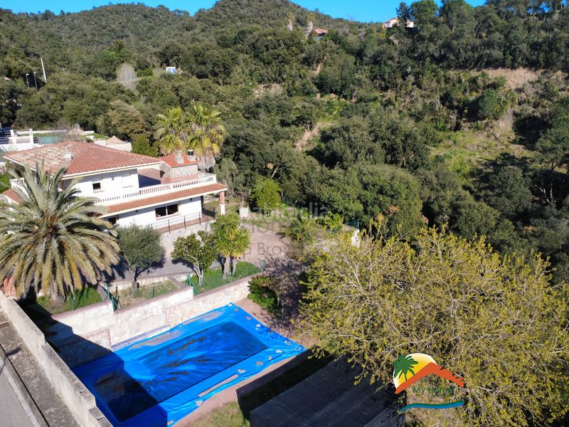 Foto 01d2b559-9ad8-484d-bde7-3e27d83b7dd8. Casa amb xemeneia calefacció aparcament piscina a Lloret de Mar