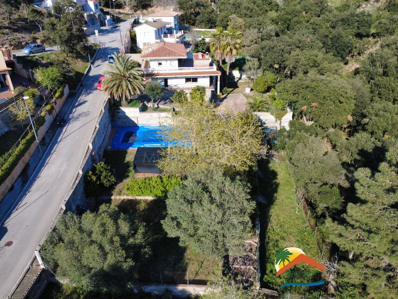 Foto 22a1a1eb-81dc-47f9-b6de-b60b9a5ed8c4. Casa amb xemeneia calefacció aparcament piscina a Lloret de Mar