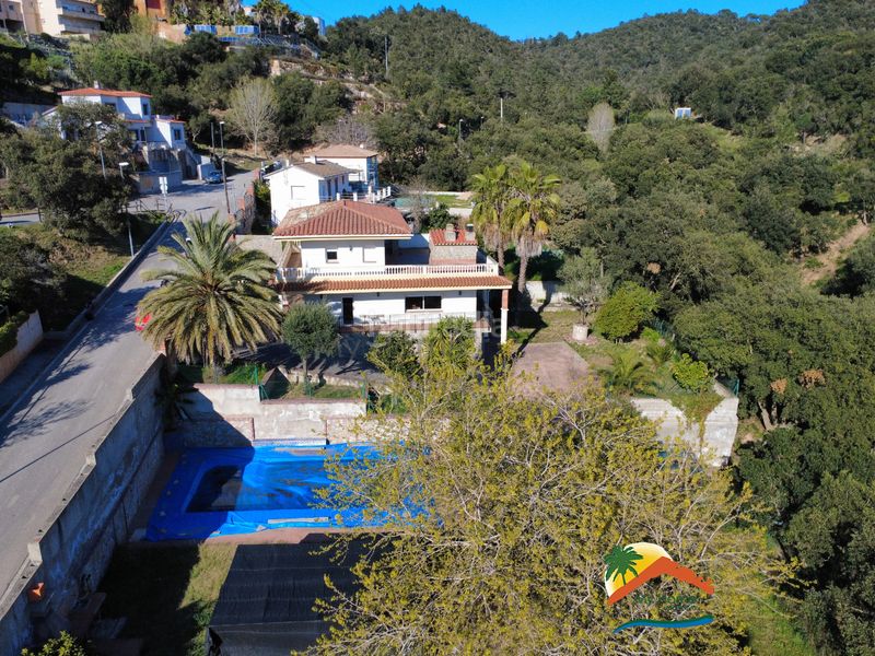 Foto 64f079f7-cb64-4ed8-b750-fe3bb19892ec. Casa amb xemeneia calefacció aparcament piscina a Lloret de Mar