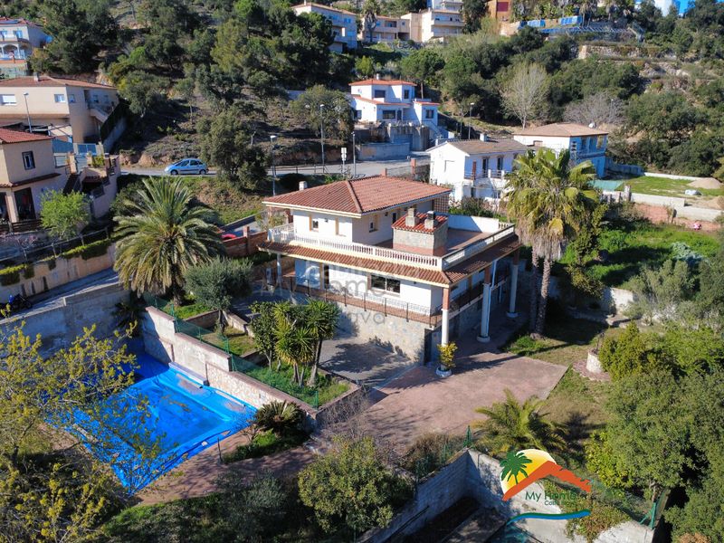 Foto 9f4769cf-defe-43ac-98dd-ef85c8f401e2. Casa amb xemeneia calefacció aparcament piscina a Lloret de Mar