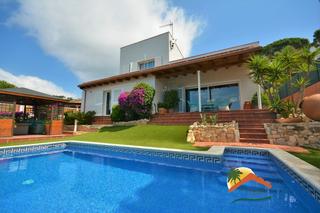 Casa a Canyelles. R01968 bonita casa con vistas al mar, garage y piscina