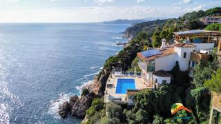 Xalet a Canyelles. R02460 casa en primera linea de mar con licencia turística y 2 p