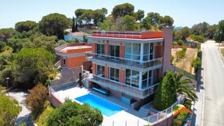 Chalet dans Lloret Verd - Els Pinars. R02463 chalet de lujo con licencia turistica, piscina y apartame