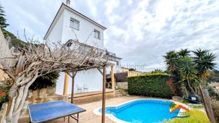 Casa a Lloret Verd - Els Pinars. R02488 casa con piscina, garaje y vistas despejadas al mar y mon