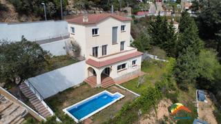 Casa a Serra Brava. R02491 gran casa recién reformada con vistas al mar y piscina en