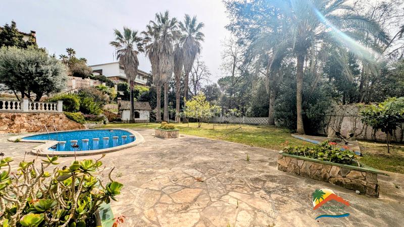 Foto 2195f0f7-95ee-4cbb-a933-6387bfe128c8. Casa amb xemeneia calefacció aparcament piscina a Lloret de Mar