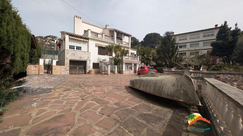 Foto 5ad61c5f-b6e7-49ff-8bb1-5623a62e8427. Casa amb xemeneia calefacció aparcament piscina a Lloret de Mar