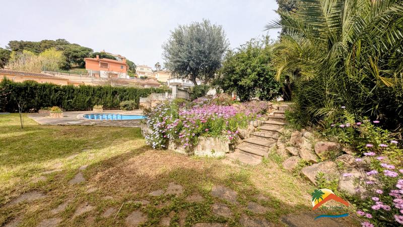 Foto 763c30a6-97f0-4b83-a659-331954a24f3f. Casa amb xemeneia calefacció aparcament piscina a Lloret de Mar