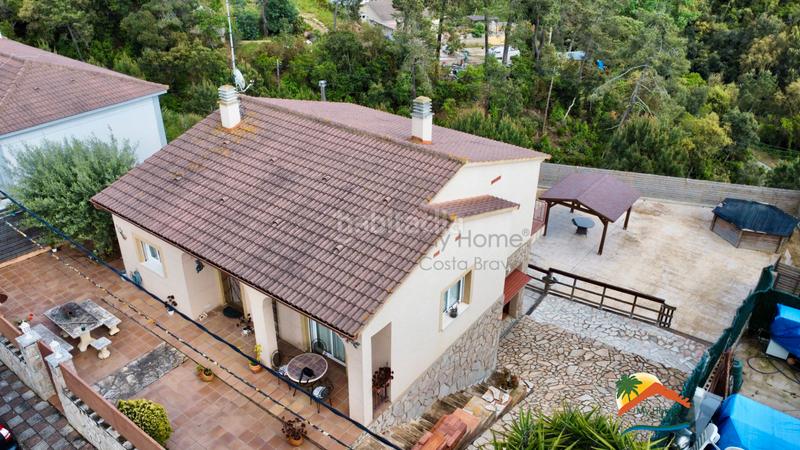 Foto 0bfc9786-ff79-4480-b777-b4572a338e85. Casa amb xemeneia calefacció aparcament a Aiguaviva Parc Vidreres