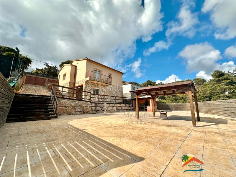 Foto e554f48f-fb08-40fc-806e-7e74391c0aa9. Casa amb xemeneia calefacció aparcament a Aiguaviva Parc Vidreres