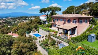 Casa a Aiguaviva Parc. R02510 chalet de lujo con licencia turistica, piscina y garaje e