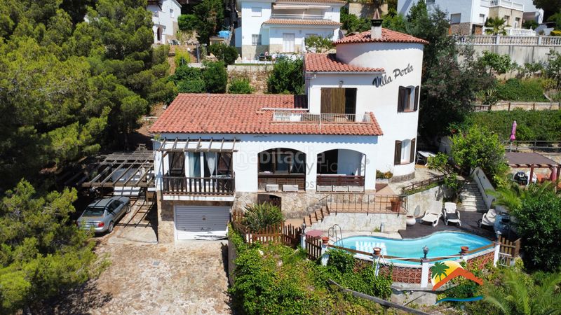 Foto 985a7a58-4148-40a7-a376-2cecfa41f235. Casa amb xemeneia calefacció aparcament piscina a Lloret de Mar
