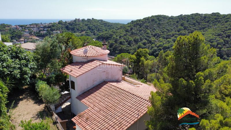 Foto 991956a1-6bf8-4bc2-b863-5b24fd44e1f1. Casa amb xemeneia calefacció aparcament piscina a Lloret de Mar