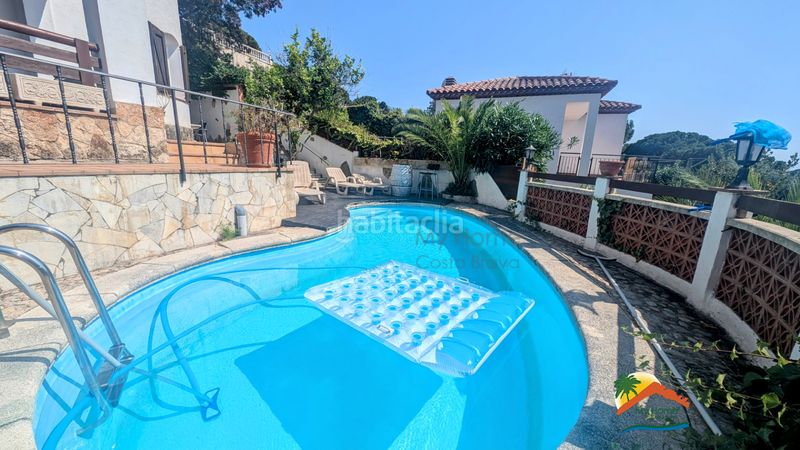 Foto a418d9b9-51d1-4ae9-b4ea-941186f153f3. Casa amb xemeneia calefacció aparcament piscina a Lloret de Mar