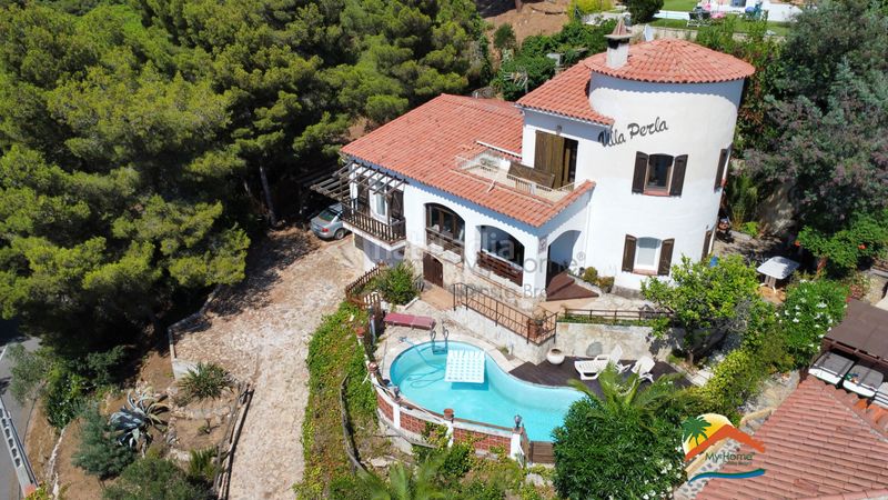 Foto f30e7182-5d39-4123-bb85-8ae887214f9a. Casa amb xemeneia calefacció aparcament piscina a Lloret de Mar