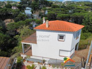 Casa a Aiguaviva Parc. R02536 casa de 3 habitaciones con licencia turística en aiguaviv