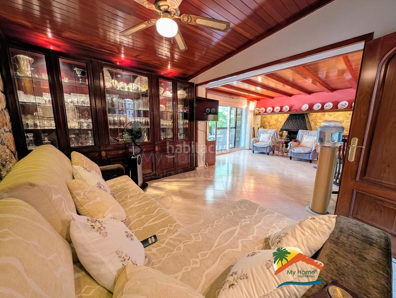 Foto dcfbdfd4-c9d1-4b49-9663-d0e2e24a995a. Casa con camino riscaldamento parcheggio piscina in Lloret de Mar