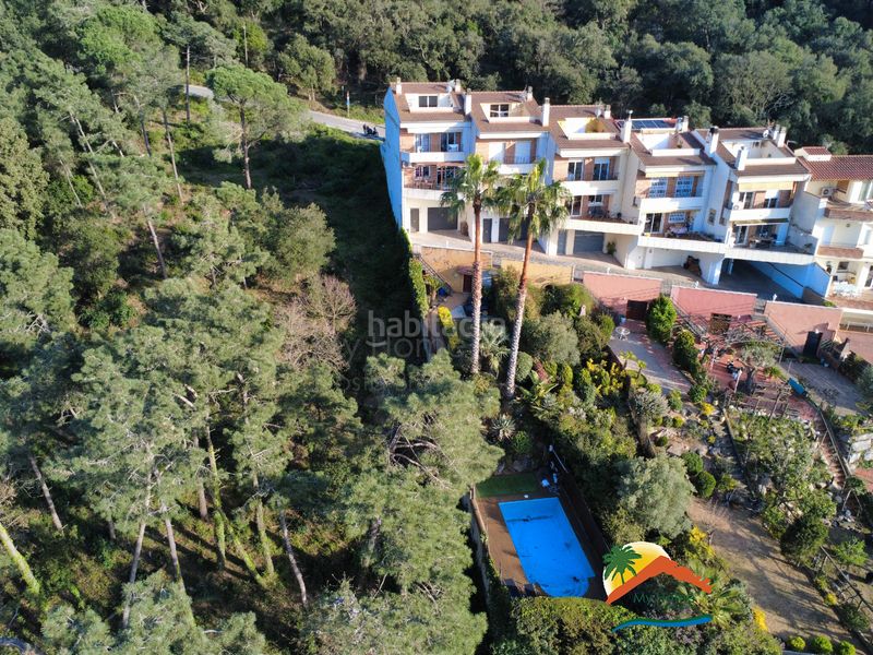 Foto 76d22492-d588-47d4-8d05-829575e144cc. Casa aparellada amb xemeneia calefacció aparcament piscina a Blanes