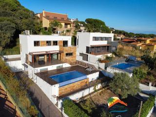 Casa en Mas Mora-Sant Daniel. R02558 casa con piscina desbordante ,ascensor, vista a zonas ver