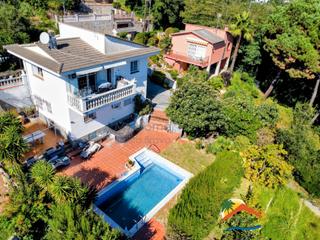 Casa a Lloret Blau - La Creu de Lloret. R02559 gran casa con piscina y vistas despejadas a zonas verdes