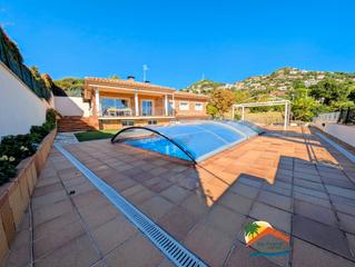 Casa a Roca Grossa. R02565 gran casa con piscina cubierta, garaje y vistas a zonas v