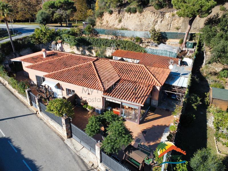 Foto 08a80fb2-c2a4-4d7b-be5d-0c6d41bd81e8. Casa con camino riscaldamento parcheggio piscina in Lloret de Mar