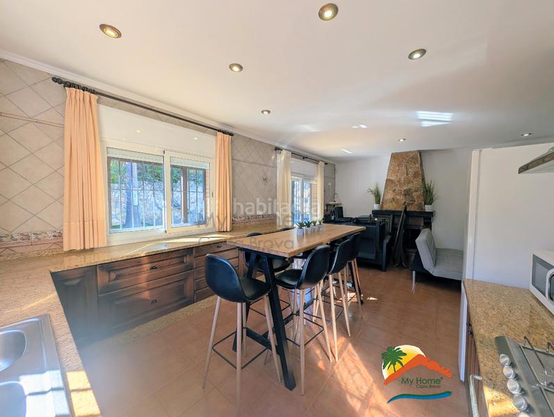 Foto dea99768-d0d0-46f2-bcbf-4d097a4c5651. Casa con camino riscaldamento parcheggio piscina in Lloret de Mar