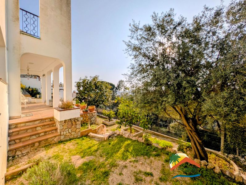 Foto 4fcf04d8-bde7-4d8d-9076-e9b42b33334d. Casa amb xemeneia calefacció aparcament piscina a Lloret de Mar