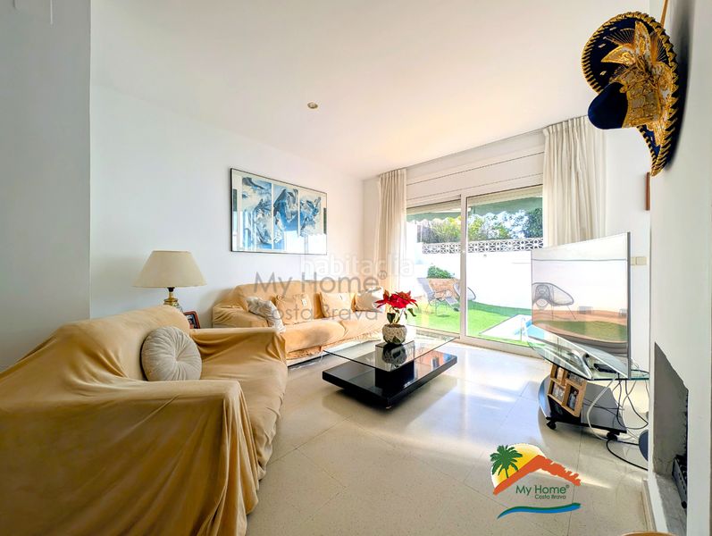 Foto a59ca6ef-1104-4507-a05c-d773d8f0a17e. Casa amb xemeneia calefacció aparcament piscina a Lloret de Mar