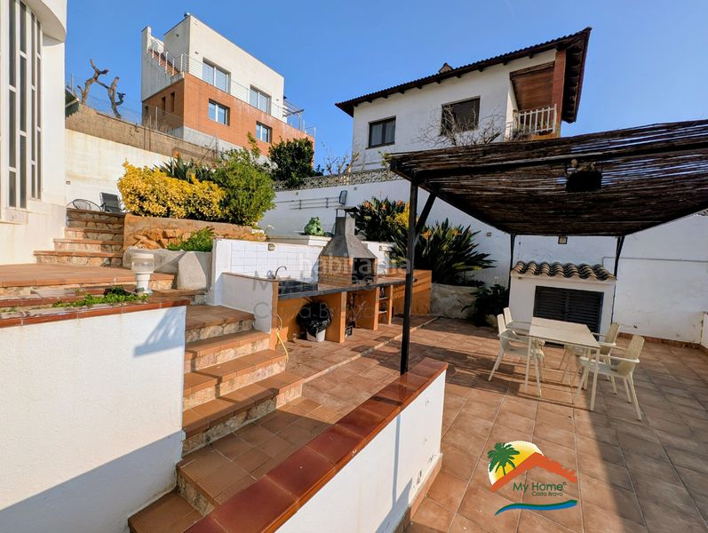 Foto a7d417bc-6037-4617-b3f1-e16d13171331. Casa amb xemeneia calefacció aparcament piscina a Lloret de Mar