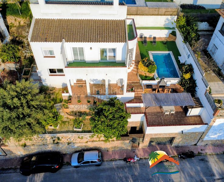 Foto b7e2c26f-0f28-44d2-82c8-68a3f014914c. Casa amb xemeneia calefacció aparcament piscina a Lloret de Mar