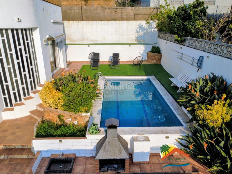 Foto bf51602a-2dd8-4ab9-bf03-ff3b2d8bb80e. Casa amb xemeneia calefacció aparcament piscina a Lloret de Mar