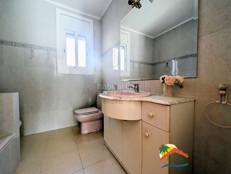 Foto cff8a6d3-7190-4a61-a813-e3bdf5a6a752. Casa amb xemeneia calefacció aparcament piscina a Lloret de Mar
