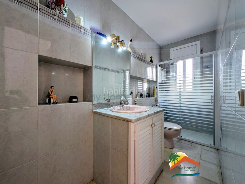 Foto d106aba8-90cf-4afc-a5ba-5f278475121a. Casa amb xemeneia calefacció aparcament piscina a Lloret de Mar