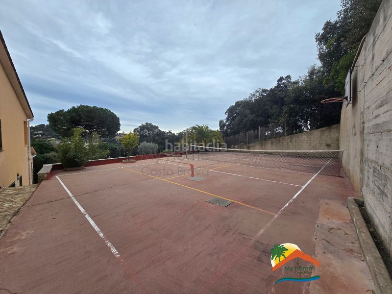 Foto 09b43447-fdd1-4a80-b096-86e29814948e. Casa amb xemeneia aparcament piscina a Aiguaviva Parc Vidreres