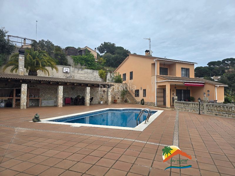 Foto 2a618abf-984f-4c10-a773-9b510d9dc5d5. Casa amb xemeneia aparcament piscina a Aiguaviva Parc Vidreres