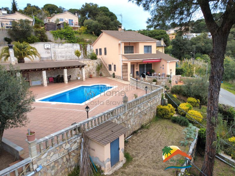 Foto 61f6ee94-70be-4362-9528-5f1c33f6f2ee. Casa amb xemeneia aparcament piscina a Aiguaviva Parc Vidreres